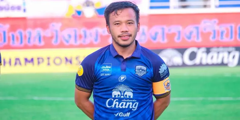 ดัสกร ทองเหลา: ตำนานนักฟุตบอลไทยผู้สร้างแรงบันดาลใจ